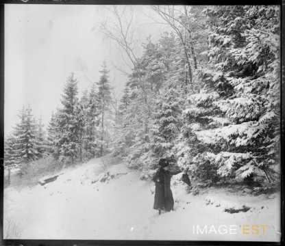 Femme dans une forêt enneigée (Meurthe-et-Moselle ?)